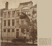 79299 Gezicht op de voorgevel van de Utrechtsche Industrie- en Huishoudschool (Nieuwegracht 135) te Utrecht.